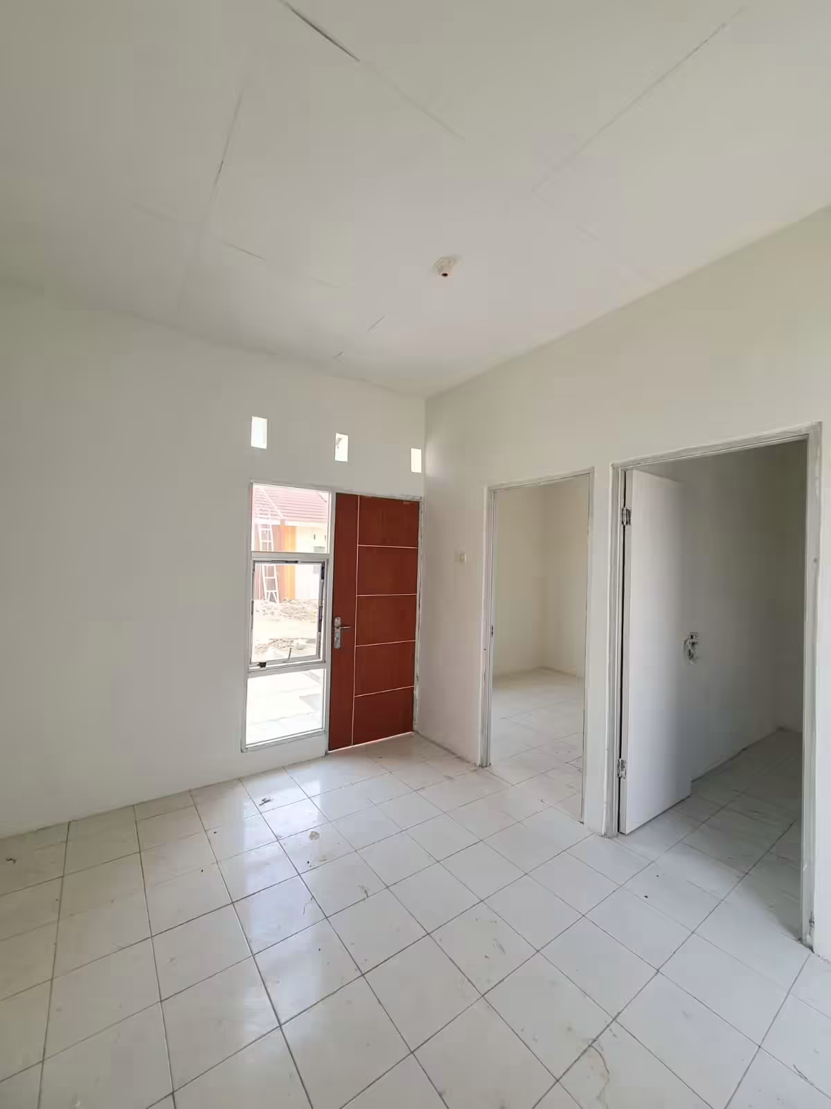 Interior Ruang Tamu & Pintu Depan Modern